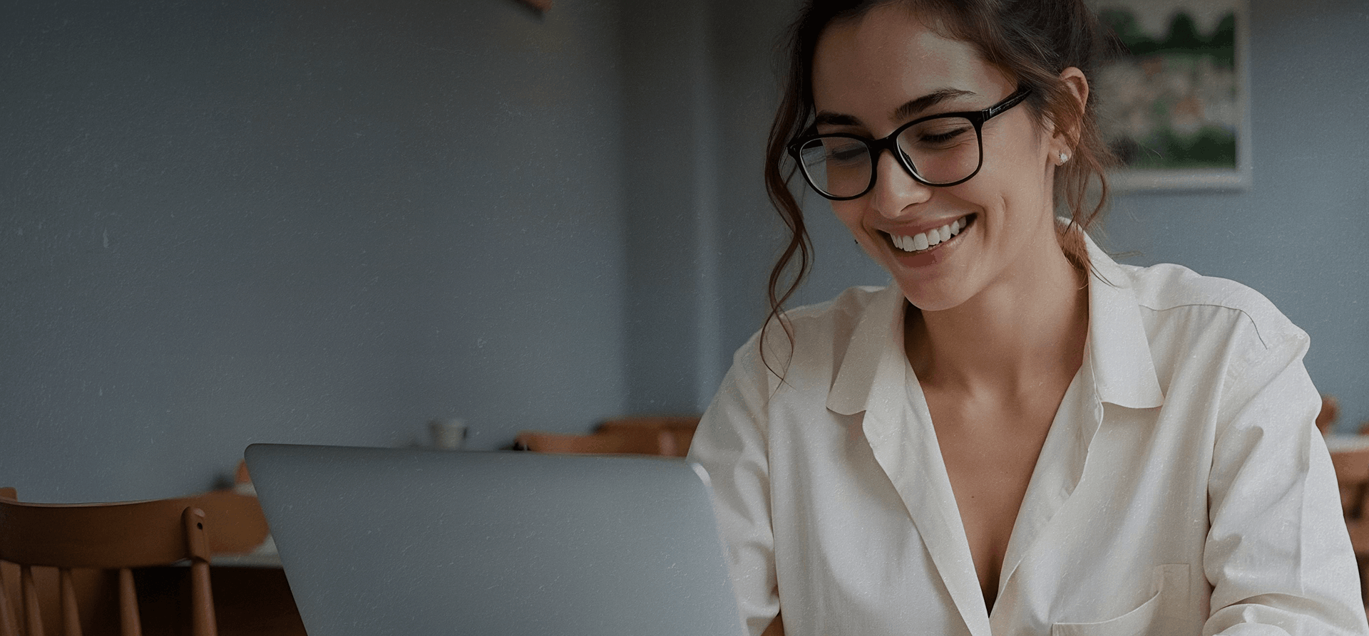 Mulher usando a plataforma MaxiPost para gestão de posts, aprovações e calendário de conteúdo